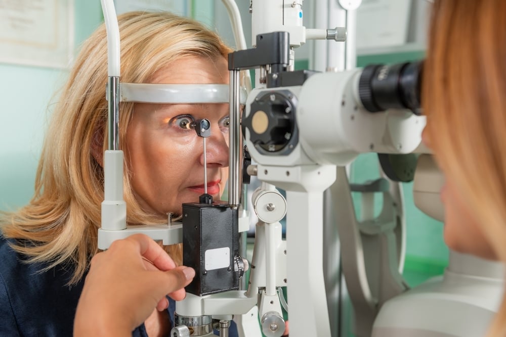 Glaucoma specialist performing comprehensive eye exam at Southeast Eye Specialists and VisionAmerica